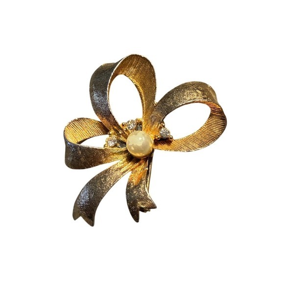 American Vintage Jewelry - Vintage signed Roma gold‎ tone bow Rhinestones with faux pearl brooch pin 1980s
